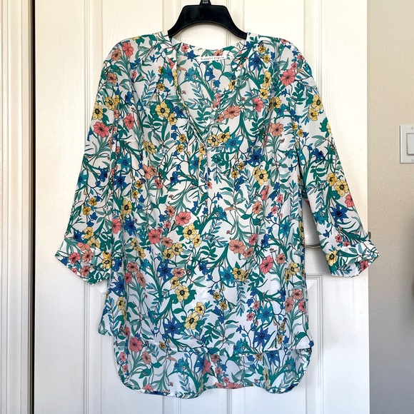 Violet & Claire Tops - 6. NWOT Floral Top